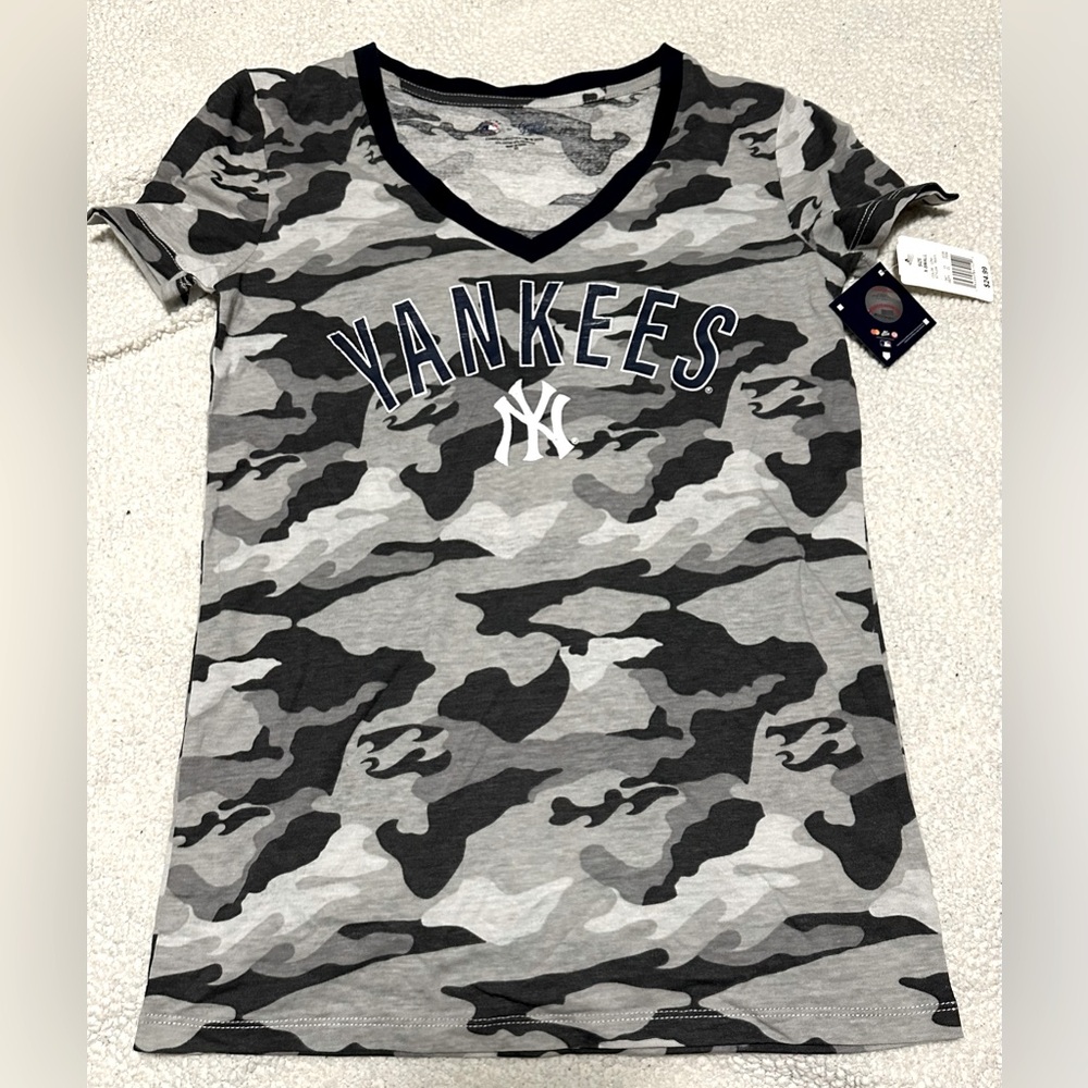 NWT New York Yankees women’s XS v-neck tshirt